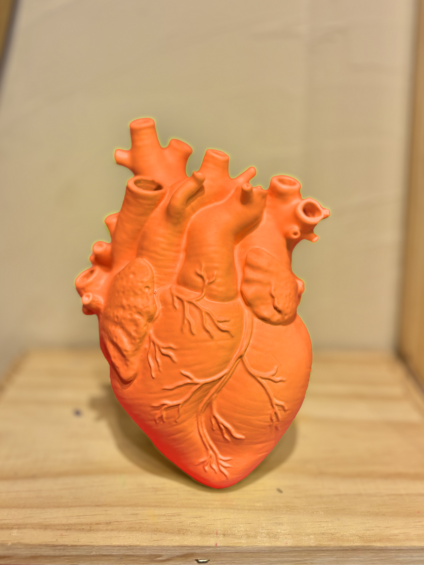 vase coeur orange neon
