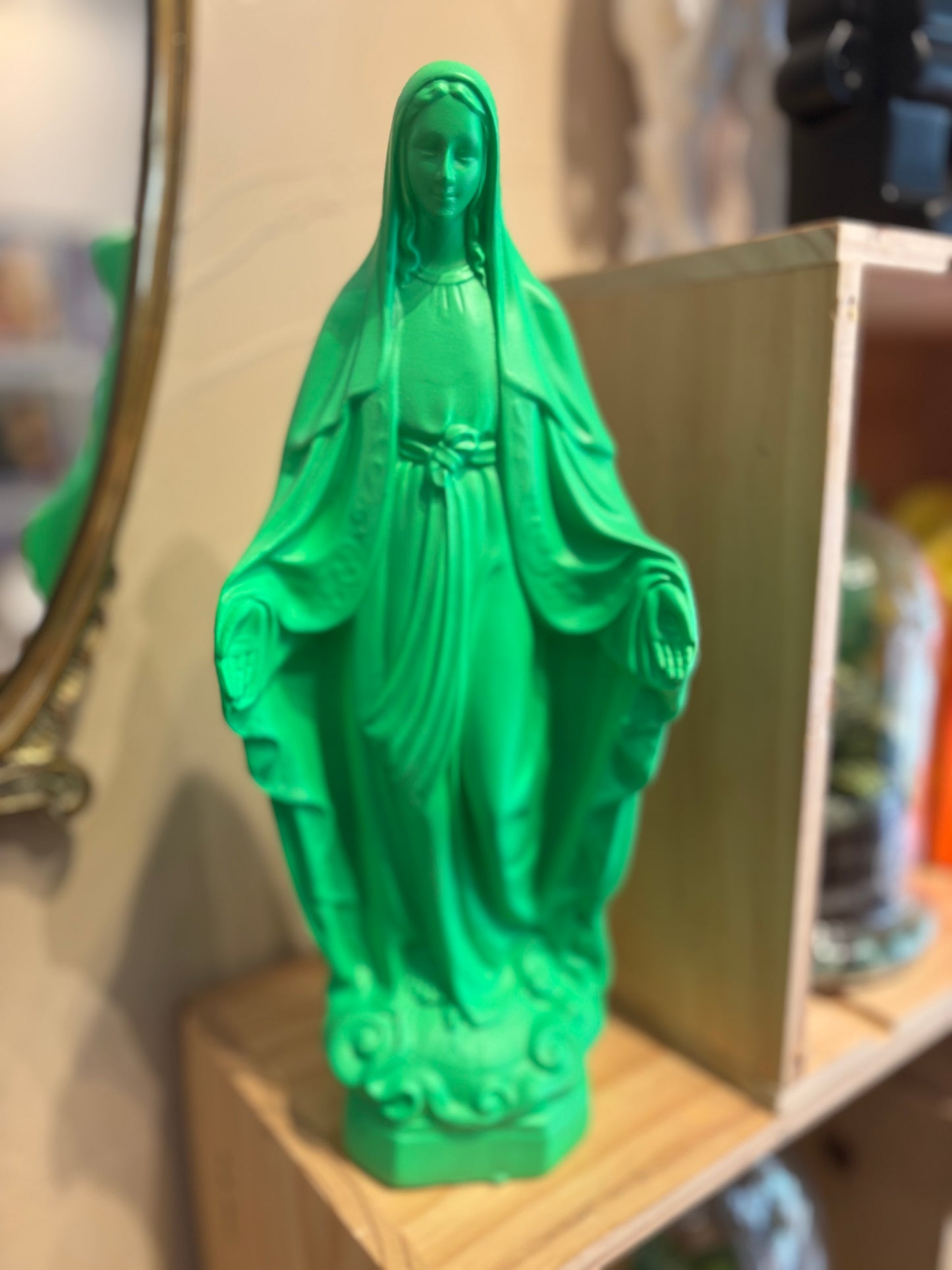 Statuette de la Vierge Marie – Élégance spirituelle et décoration intemporelle