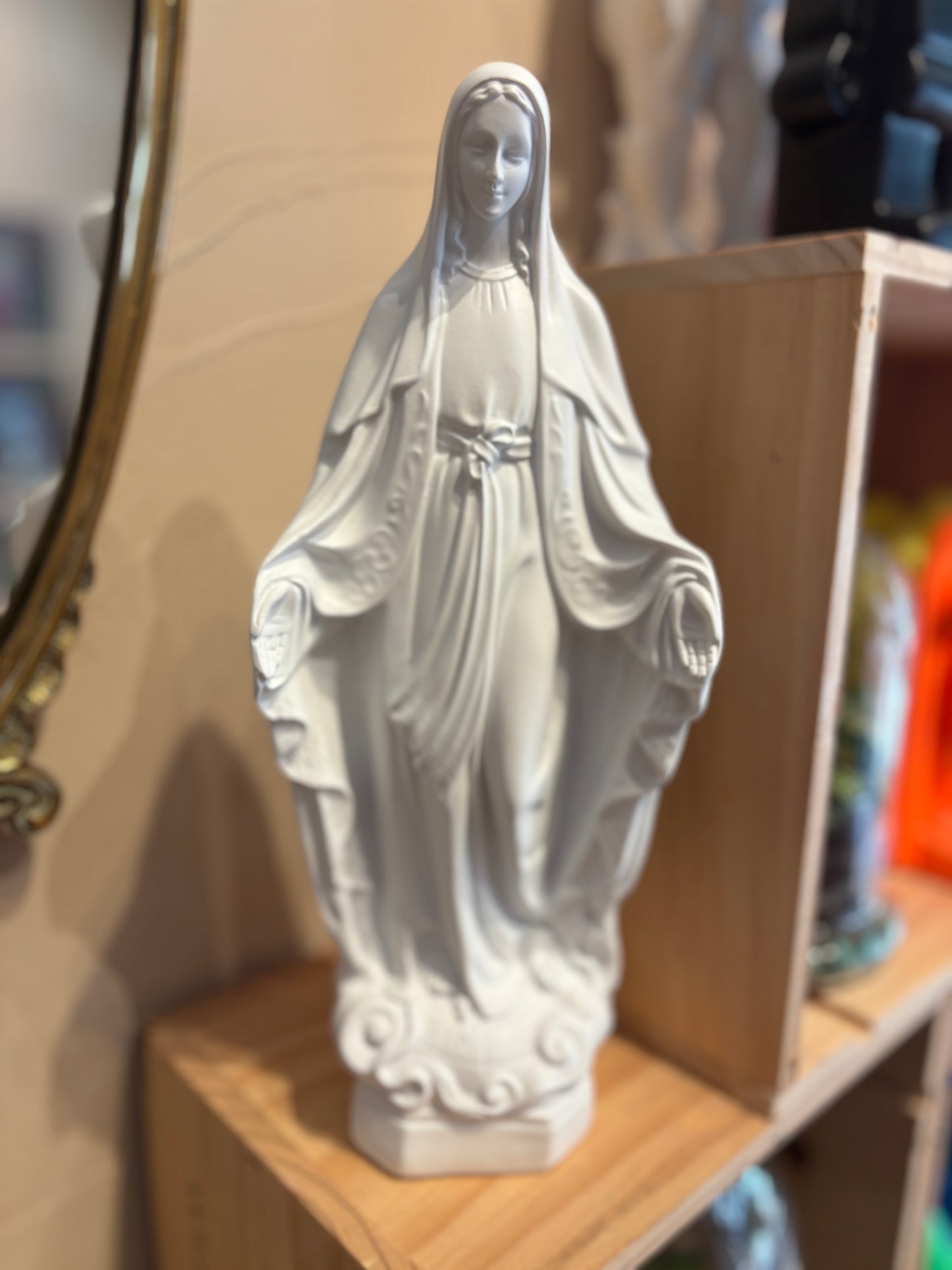 Statuette de la Vierge Marie – Élégance spirituelle et décoration intemporelle